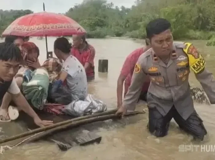 Momen Polisi Bantu Evakuasi Warga Saat Banjir Landa Kolaka Sultra - Update 1