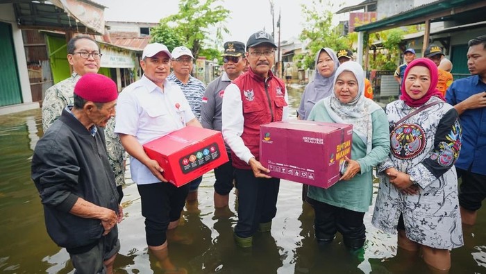 Gus Ipul Turun Tangan, Pastikan Bantuan Banjir Semarang Tepat Sasaran