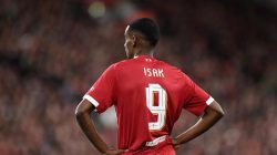 “Isak Terlalu Banyak Mikir di Liverpool: Apakah Ini Tanda Penurunan Performa?”