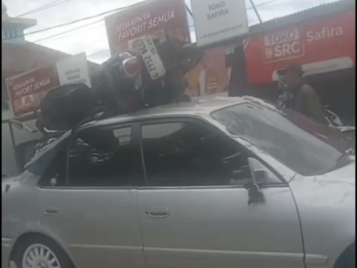 Tabrakan Maut di Cilegon: Motor Nyangkut di Atap Mobil, Tragedi yang Mengejutkan Semua Orang