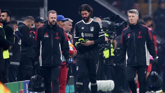 Scholes Nilai Liverpool Jeblok Gara-gara Alisson, Apakah Kiper Ini Lebih Penting dari Messi?