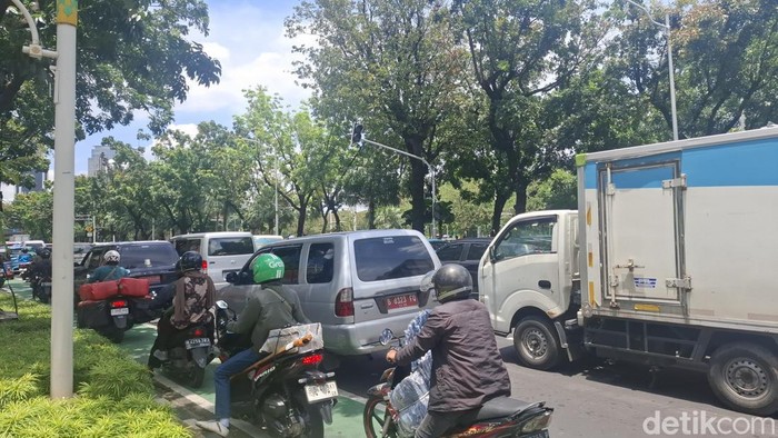 Demo Guru Mengancam Lalin, Jalan Medan Merdeka Selatan Jakpus Ditutup, Macet Massal Terjadi