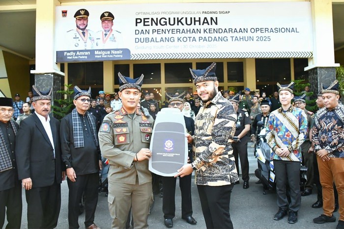 **Wali Kota Padang Perkuat Ketertiban Berbasis Adat dengan 208 Dubalang, Serahkan 79 Motor Listrik**