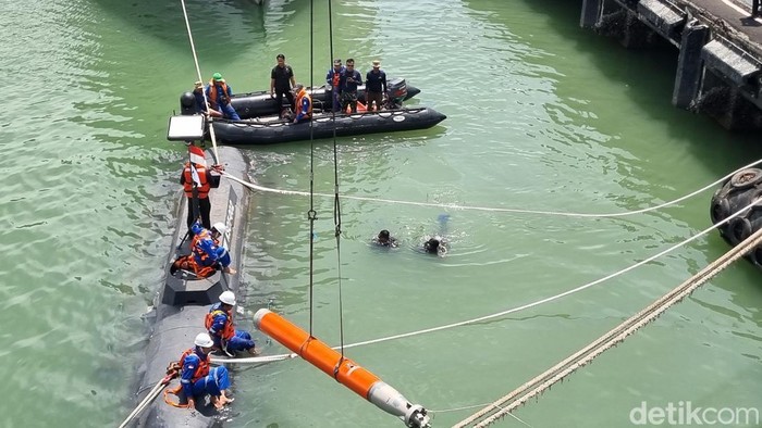 **Kapal Selam Tanpa Awak KSOT Uji Tembak di Laut Surabaya, Dipantau Prabowo: Aksi Canggih Pertahanan Indonesia**