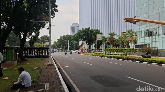 Demo Guru di Monas Berakhir, Lalu Lintas Medan Merdeka Selatan Dibuka Kembali
