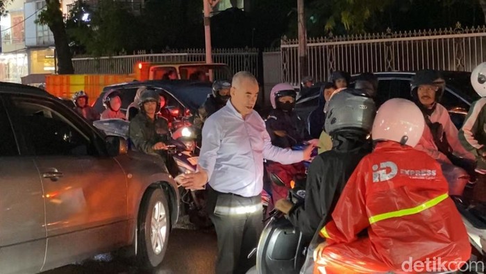 Saat Bule Jadi 'Pak Ogah' Dadakan di Tengah Macet Kemang Jaksel: Kenapa Ini Terjadi?