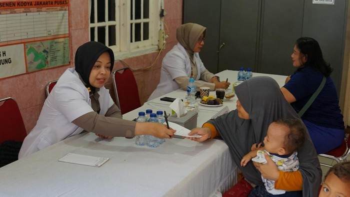 **Dekat dengan Warga, Brimob Polda Metro Gelar Bakti Kesehatan di Senen**