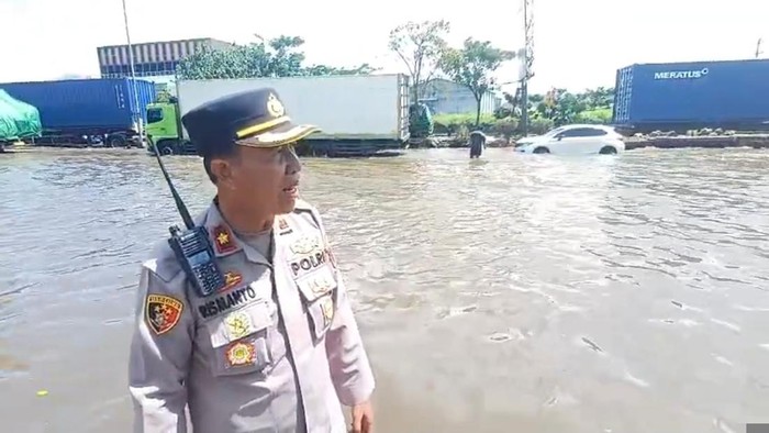 Jalan Raya Kaligawe Semarang Masih Tergenang Siang Ini, Ketinggian Air Mencapai 50 Sentimeter