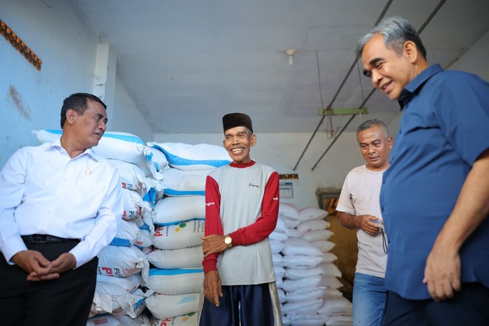 Ketua MPR dan Mentan Tinjau Kios Pupuk, Petani Bersorak Harga Turun 20%