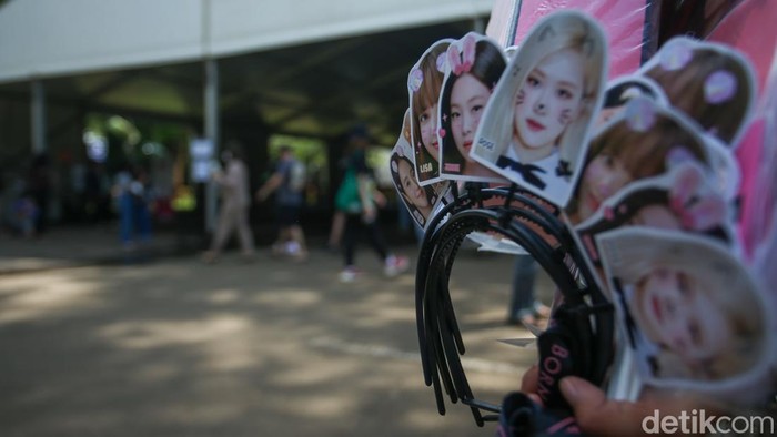 Dear BLINK, Ini Tips Nonton Konser BLACKPINK saat Hujan Deras di Jakarta