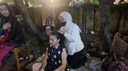 **Iseng Berujung Cuan: Duo Teman Sekantor Manfaatkan Konser BLACKPINK untuk Bisnis Kepang Rambut**