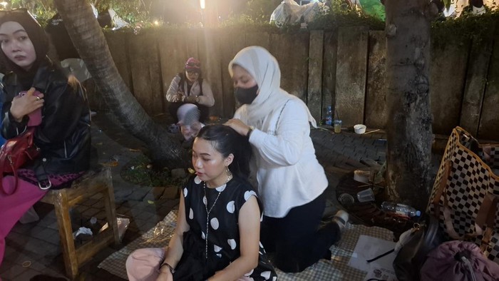 **Iseng Berujung Cuan: Duo Teman Sekantor Manfaatkan Konser BLACKPINK untuk Bisnis Kepang Rambut**