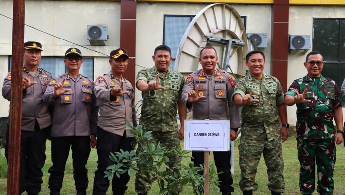 Danrem Wira Bima: Wujud Kehati-hatian, Tanam Pohon di Polres Siak untuk Green Policing