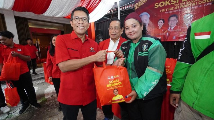 Dekatkan Golkar dan Rakyat, SOKSI Berikan Sembako kepada Sopir Ojek di Jakarta