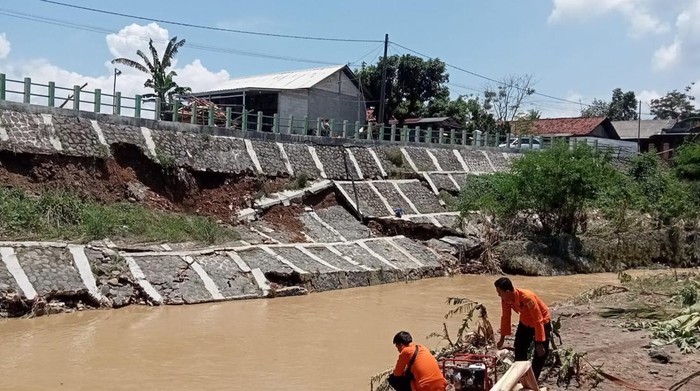 Banjir-Longsor Menerjang 3 Kampung Jonggol Bogor, Tembok Penahan Tanah Ponpes Ambruk, Warga Terancam!