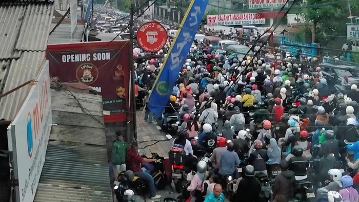 Jalur Puncak Bogor Macet Mengerikan, Polisi Siapkan One Way Darurat