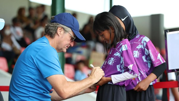 **Coach Timo: Minat Siswi di Pesepakbola Terus meningkat, Terbukti di MilkLife Soccer Challenge Solo 2025-2026**