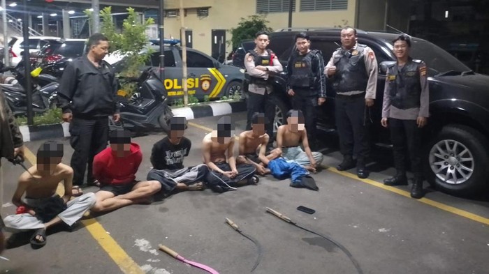 Tim 'Jaga Jakarta' Polres Jakpus Tangkap 6 ABG Tawuran, Celurit Disita, Sosial Media Berbondong-bondong Komentar