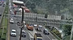 Truk Terguling di Tol Jakarta-Tangerang, Lalin Macet Panjang