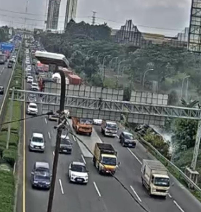 Truk Terguling di Tol Jakarta-Tangerang, Lalin Macet Panjang