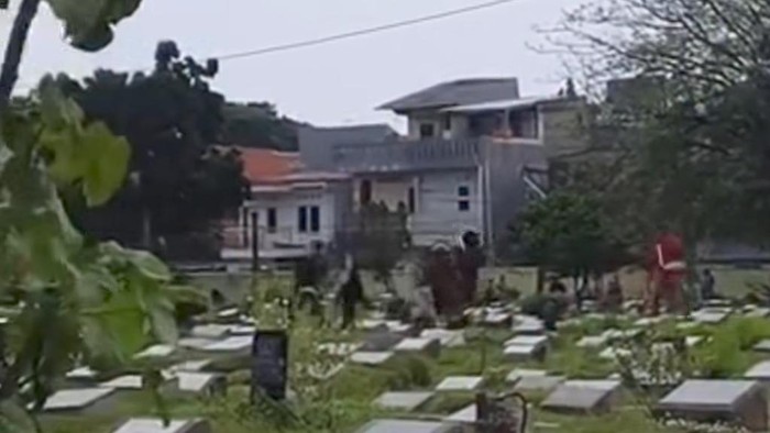 Ziarah Kubur di TPU Kober Jaktim Diwarnai Tawuran Viral yang Memprihatinkan