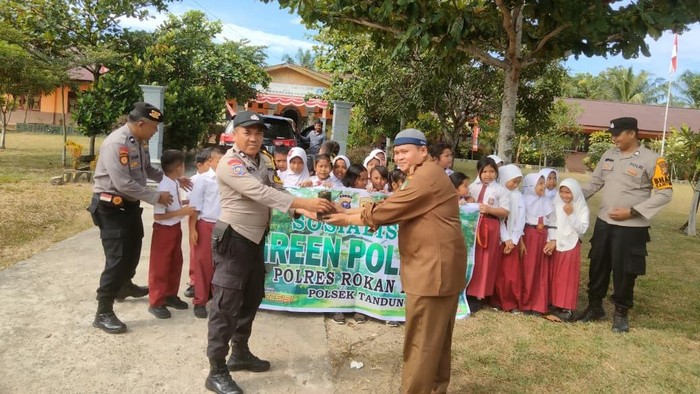 **Gerakan Green Policing di Rohul: 21 Sekolah Ditambah Pohon, Polisi Bantu Lindungi Lingkungan**