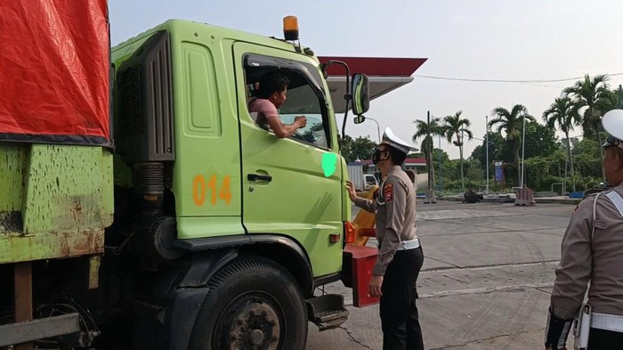 Polisi Minta Truk Tambang Putar Balik Gegara Langgar Jam Operasi di Serang