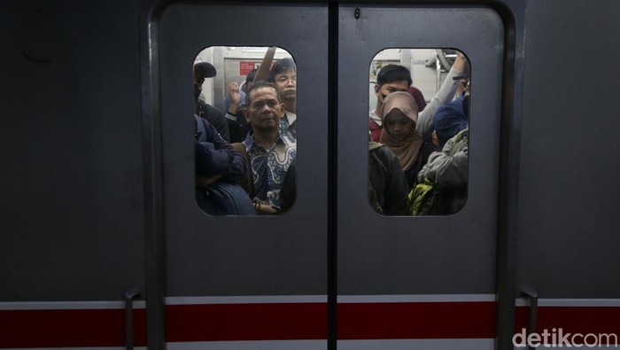 KRL Padat di Jam Sibuk Jadi Atensi Prabowo, KAI Segera Tambah Gerbong - Update 1