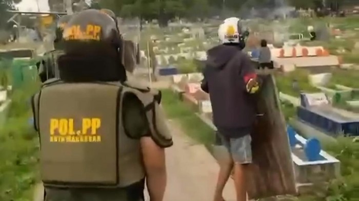 Anggota Satpol PP Makassar Terkena Busur Panah saat Runtuhkan Bentrokan Warga