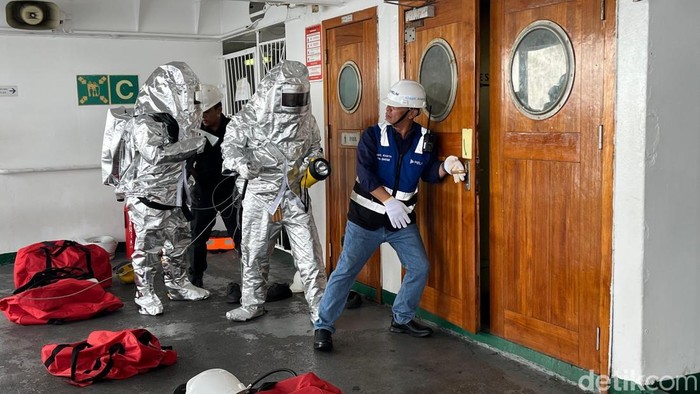 Melihat Simulasi Penanganan Kebakaran di Kapal Ala PT PELNI - Update 1