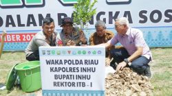 **Gerakan Mahasiswa dan Polisi Tanam Pohon, Cegah Abrasi di Sungai Indragiri**