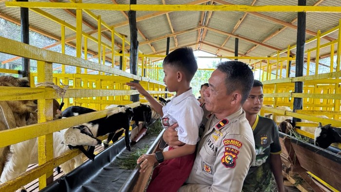 **Tour De Harmoni: Anak SD Bersepeda Belajar Lindungi Lingkungan di 'Bank Pohon' Polda Riau**