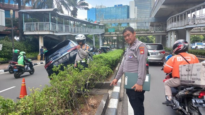Fortuner di Jl Rasuna Said Jaksel Pindah Jalur lalu Tabrak Innova - Update 1