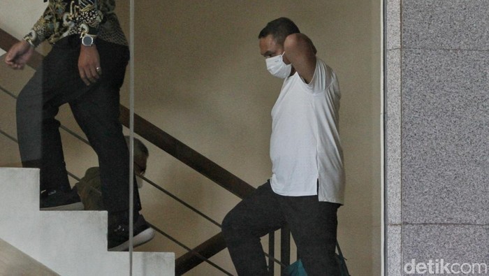 **KPK Tangkap Gubernur Riau, Sita Rp 1,6 M dalam OTT Mengejutkan!**