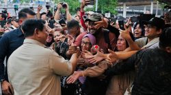 **Momen Prabowo Sapa Warga-Ojol Usai Resmikan Revitalisasi Stasiun Tanah Abang, Wujudkan Perubahan Nyata**