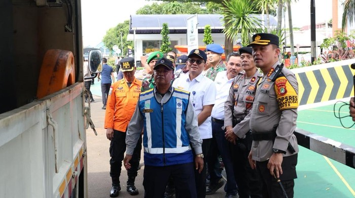 Polisi Tanggap Bencana, Antisipasi Banjir Menerjang Kawasan Soetta hingga Jalan Tol
