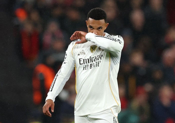**Bellingham Belain Trent Alexander-Arnold dalam Pertandingan Liverpool vs Real Madrid**