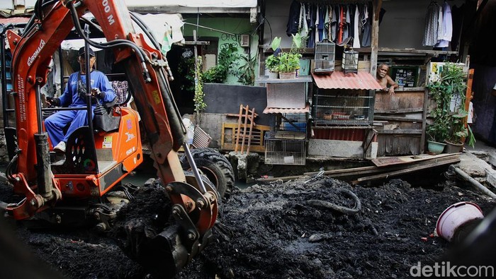 **Pengerukan Kali di Jakbar Kembali Berjalan, GPS Jadi Kunci Pemantauan**