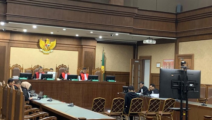 **Terdakwa Migor Ini Terisak, Minta Vonis Ringan: 