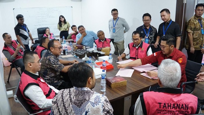 Kejagung Limpahkan 8 Tersangka Korupsi Minyak, Riza Chalid Masih Menjadi Misteri