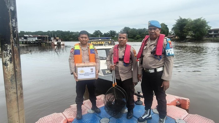 Polsek SKP Pekanbaru Sapa Warga Lewat 'Jalur', Bagi-bagi Sembako ke Nelayan, dan Bersihkan Sungai Siak