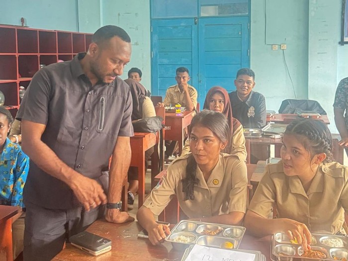Legislator Gerindra Tinjau Program MBG di SMPN 1 Sorong, Papua Barat Daya: Suasana Keceriaan di Antara Siswa