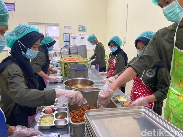 SPPG Polres Tala Sajikan Menu Ayam Masak 'Bom', Jadi Favorit Anak Sekolah - Update 1