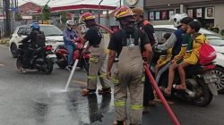 Tumpahan Oli di Jalan Depok, Berbagai Pengendara Jatuh, Damkar Turun Tangani