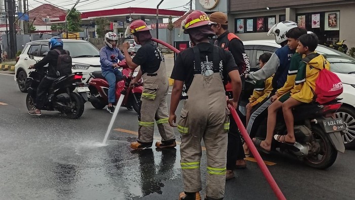 Tumpahan Oli di Jalan Depok, Berbagai Pengendara Jatuh, Damkar Turun Tangani