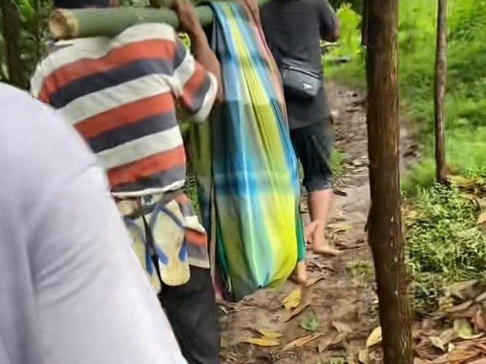 DPRD Soroti Jalan Rusak yang Ditandu Warga ke Klinik