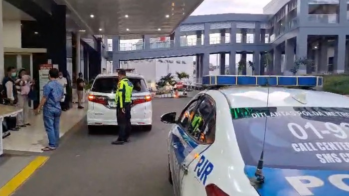 Aksi Cepat Polantas Metro Selamatkan Warga Jepang dalam Kecelakaan Tol