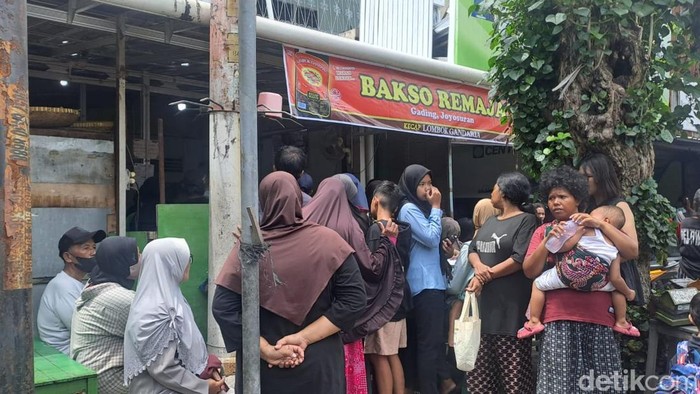 **Warung Bakso di Solo Buka Lagi, Lab Pastikan Tak Ada Babi! Ribuan Pelanggan Antre Nikmati Bakso Gratis**