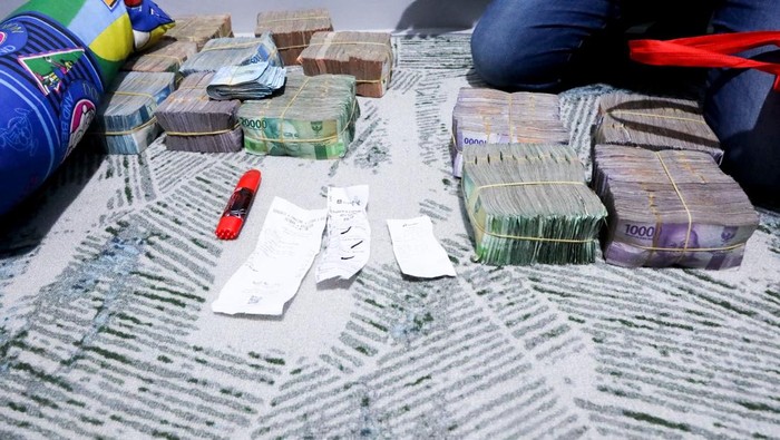 **Duit Rp 5 M hingga Emas 500 Gram di Kampung Bahari: Diduga Hasil Narkotika**