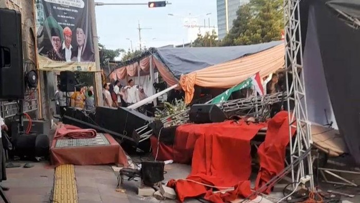 Tragis! Mobil Tabrak Tenda Acara Maulid, 2 Orang Bernasib Susah di Jakbar